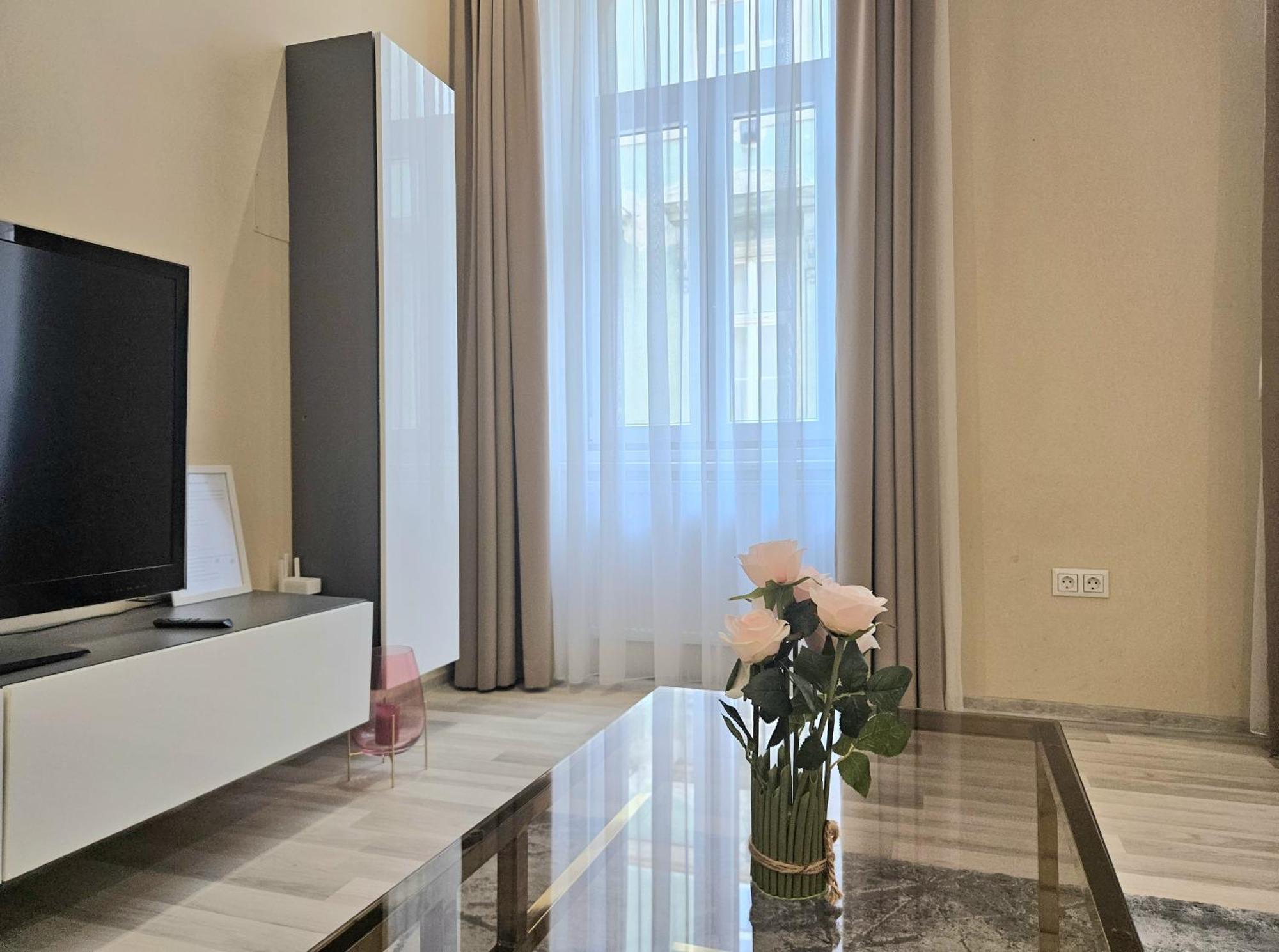 Designer Downtown Gem Apartment
