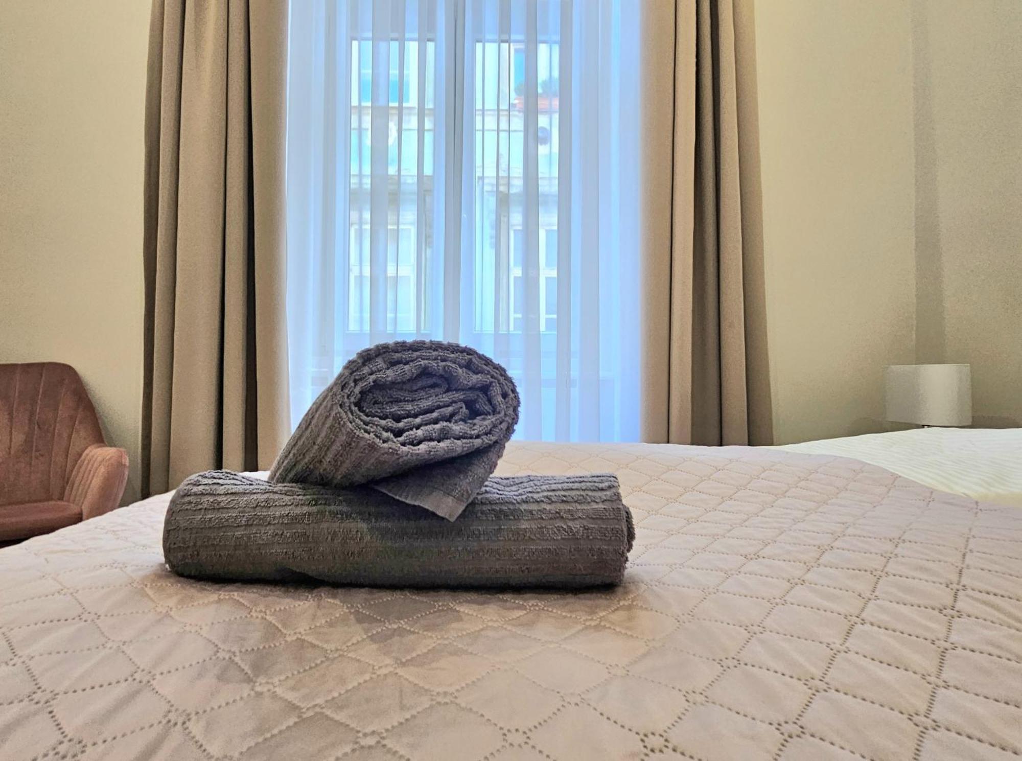Designer Downtown Gem Apartment *