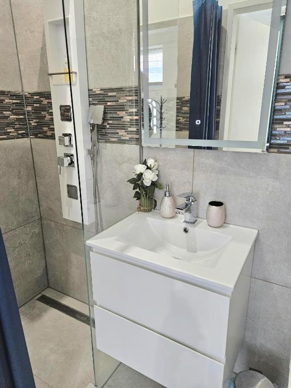 Apartment Designer Downtown Gem